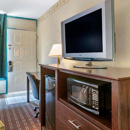 Rodeway Inn New Port Richey Bagian luar foto