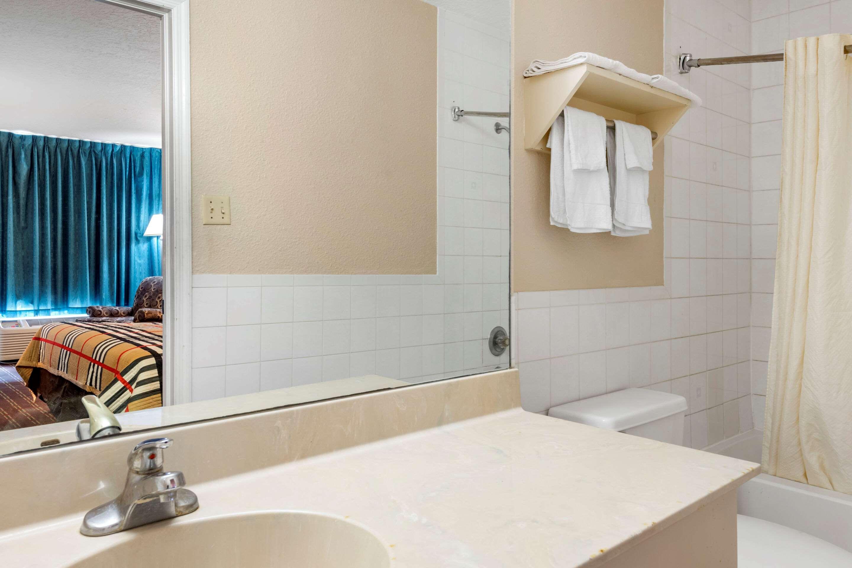 Rodeway Inn New Port Richey Bagian luar foto