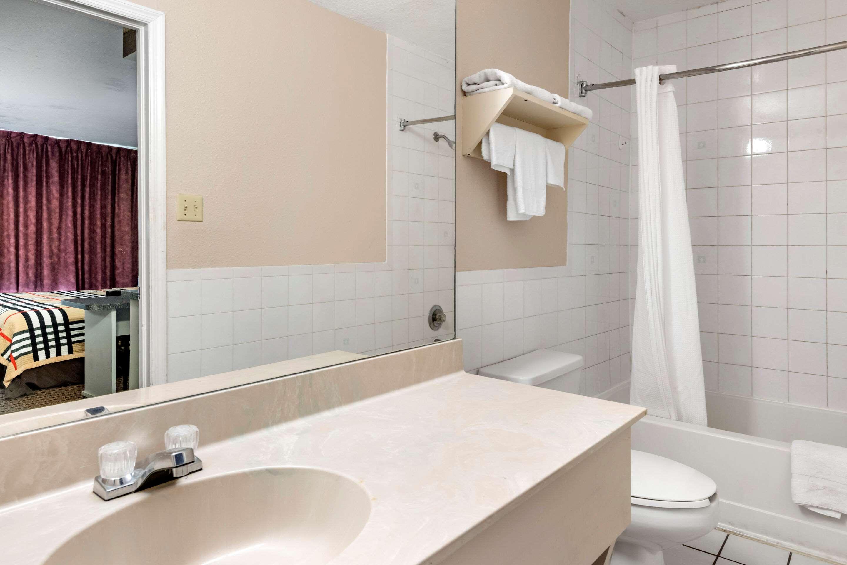 Rodeway Inn New Port Richey Bagian luar foto