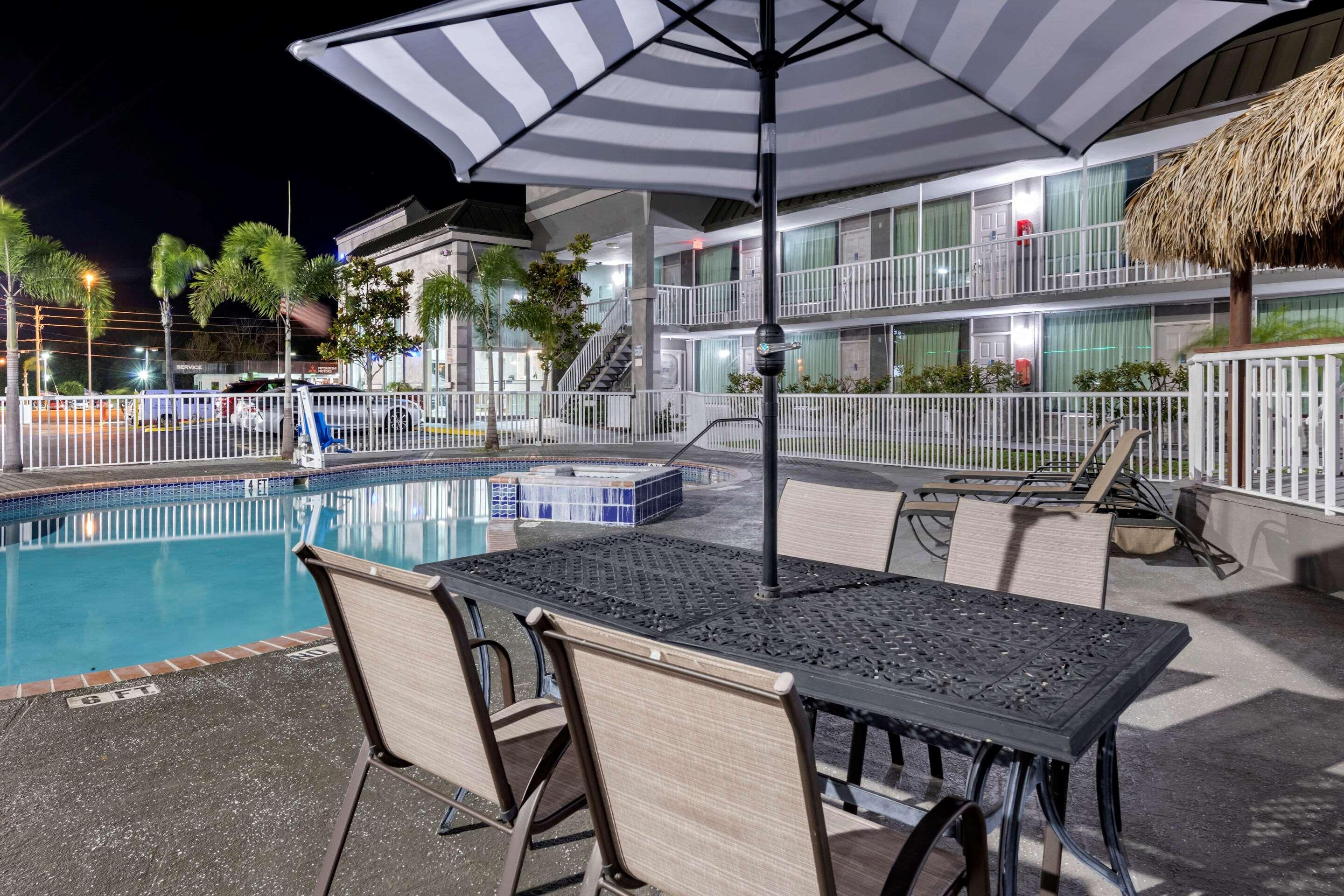 Rodeway Inn New Port Richey Bagian luar foto