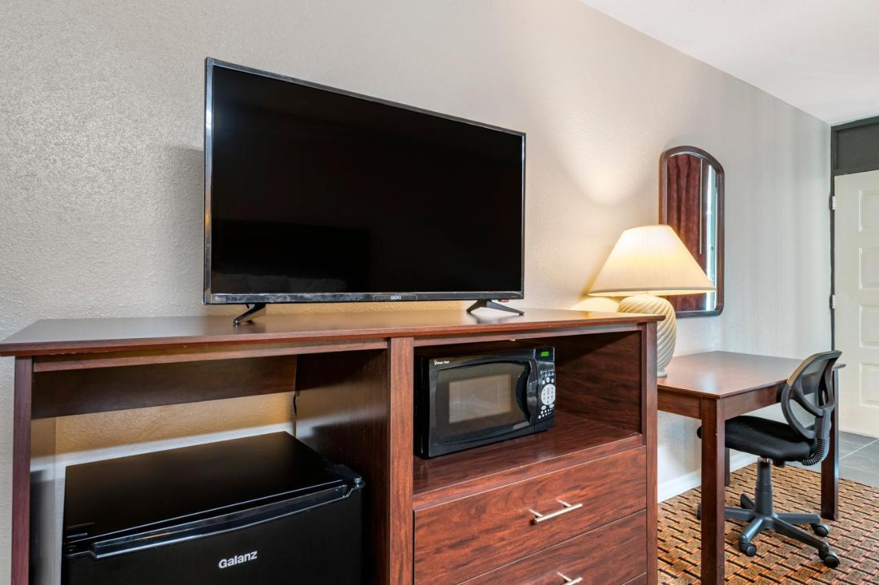 Rodeway Inn New Port Richey Bagian luar foto